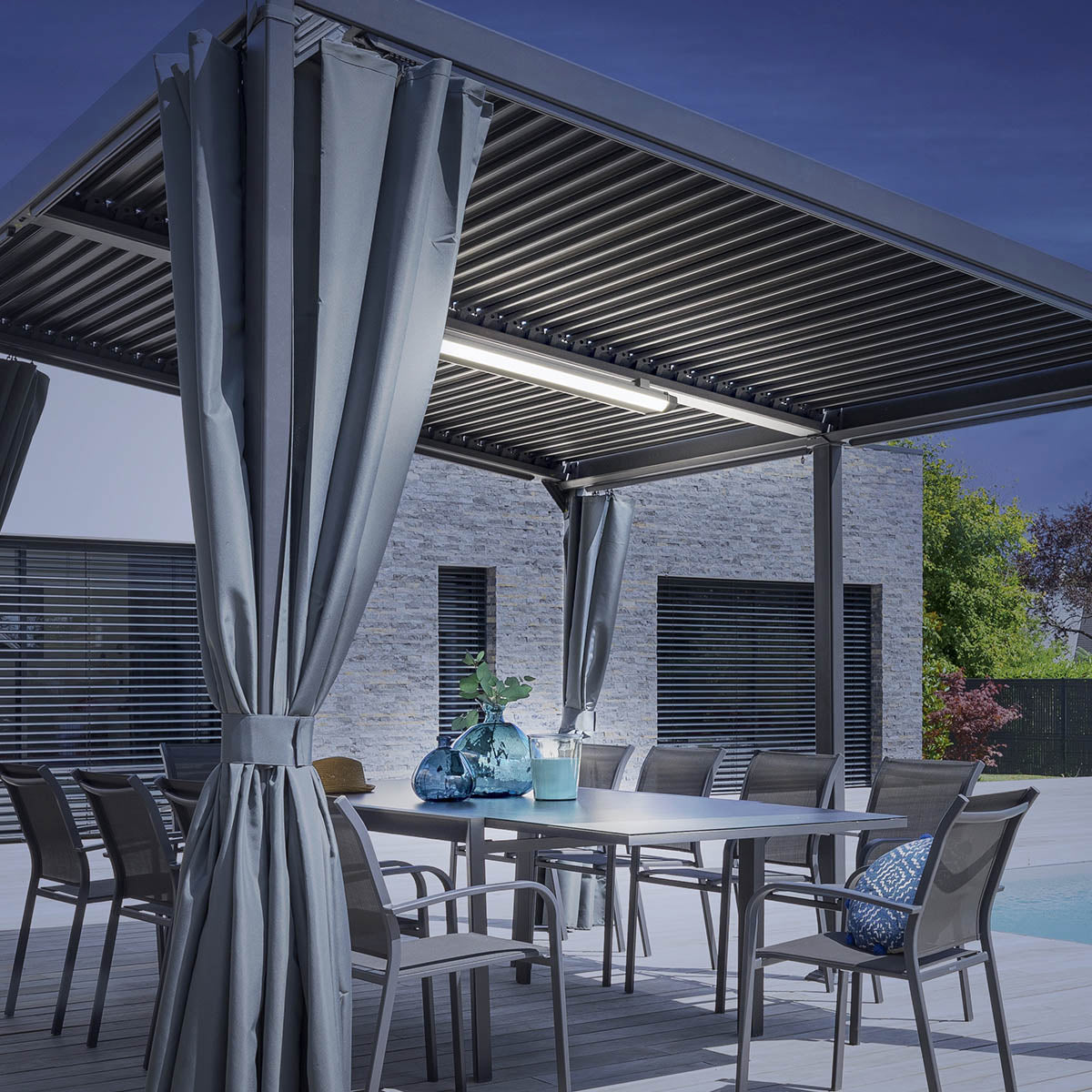 AVILA Graphit bioclimatic pergola